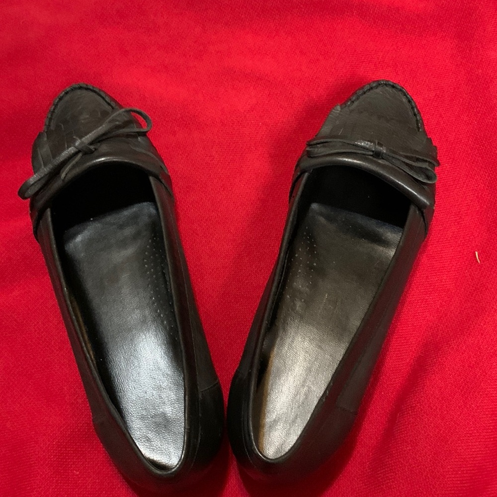 Shoe naturalizer black color. Size 9.5m worn little Shoe is comfortable & soft